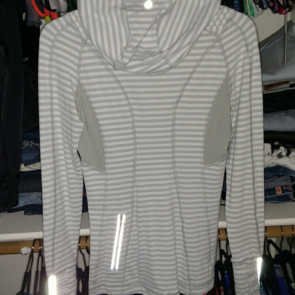 Lululemon Back on Track Silver Spoon Pull Over - Picture 3 of 4