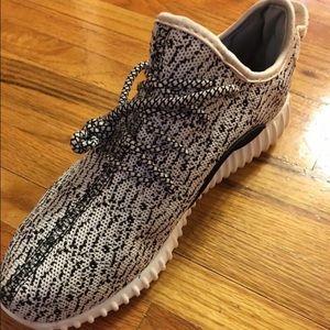 Yeezy Boost 350 (UA) Turtle Dove Size 8.5 women's