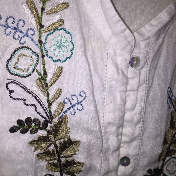 👚White embroidered long sleeves top