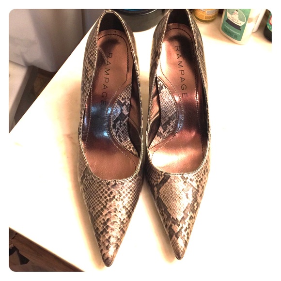 Rampage size 8 point toe pump. Metallic snakeskin.