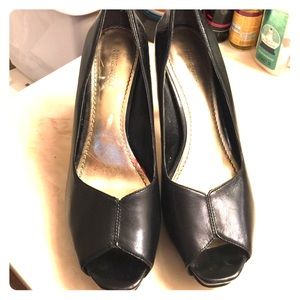 Nine West black leather peep toe pump. Size 8.