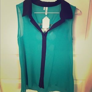 Sleeveless button up blouse