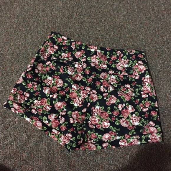Floral high wasted shorts - Picture 2 of 2
