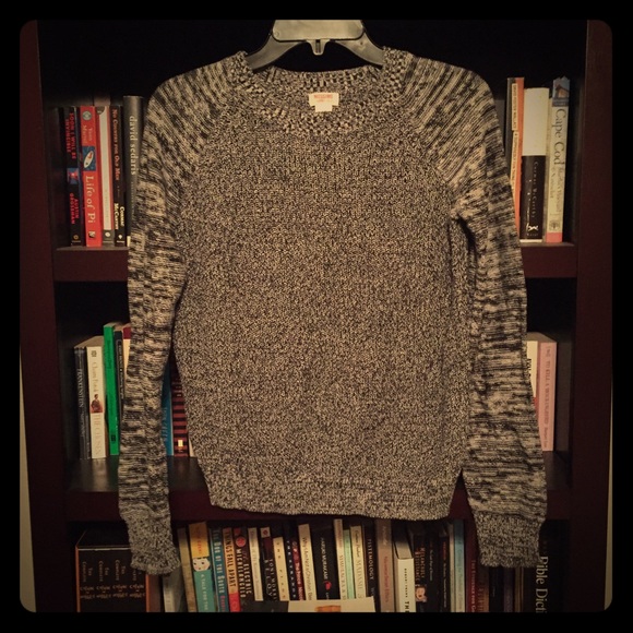 Gray and white sweater - Picture 1 of 3