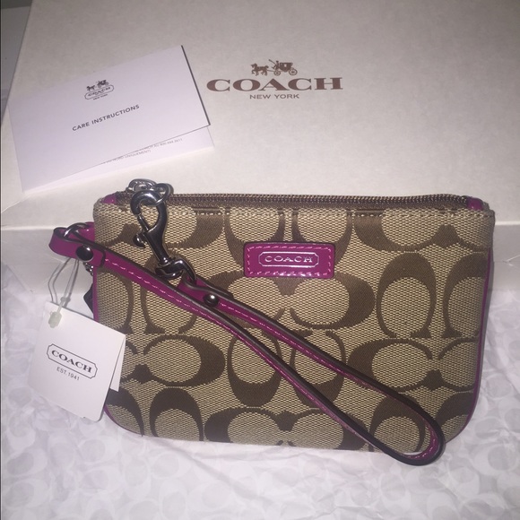 πHOST PICKβοΈNWT Coach Magenta Khaki Wristlet - Picture 2 of 3