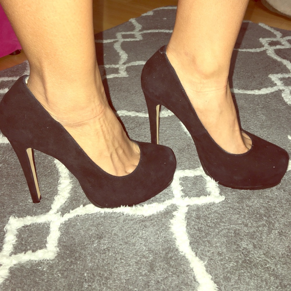 Pre-own Black sued Steve Madden heels