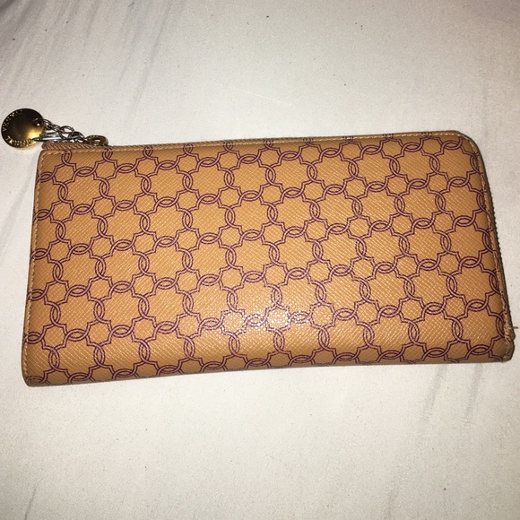 Ivanka Trump wallet.