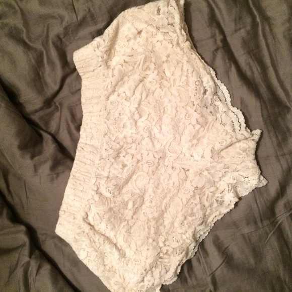 Beige Lace Short-shorts