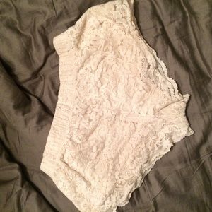 Beige Lace Short-shorts