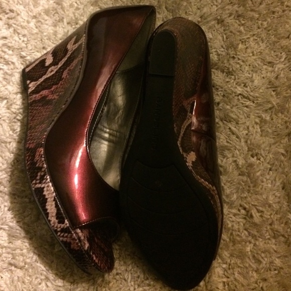 Bandolino, peep toe wedge... Never worn! - Picture 3 of 3