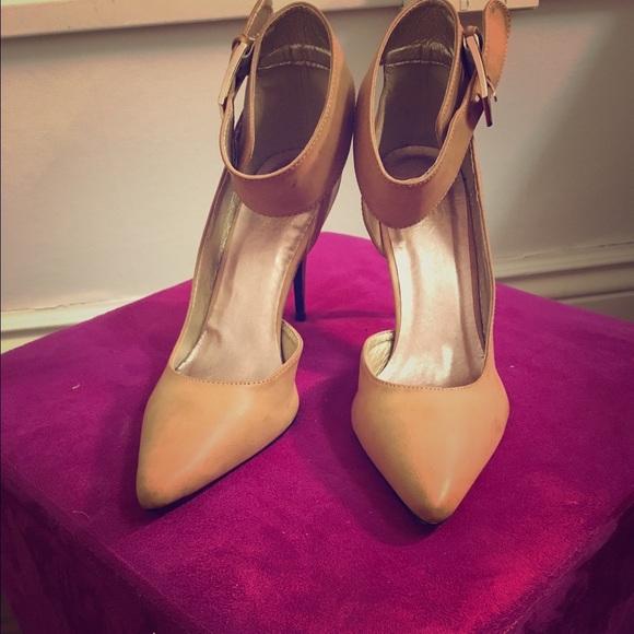 Tan Pointed Heels - Picture 1 of 3