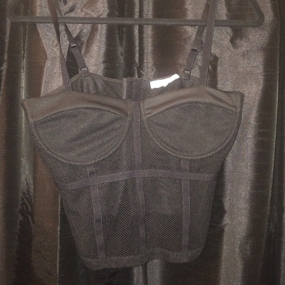 Mesh cutout top