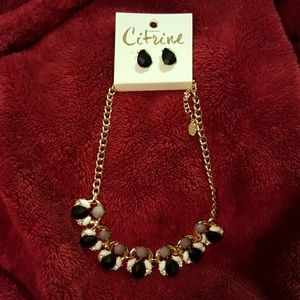 Gorgeous necklace matching earrings