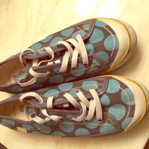 Simple Eco friendly size 8 sneaker. Blue polka dot