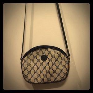 Authentic GUCCI shoulder bag.