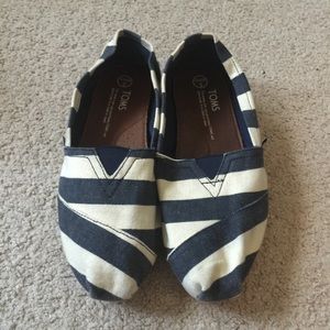 Navy and white nautical Toms size 8.5