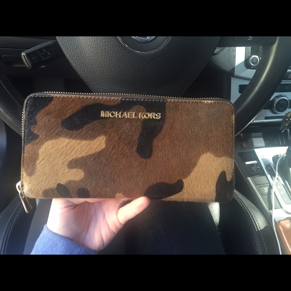 Michael Kors Camo Wallet - Picture 2 of 4