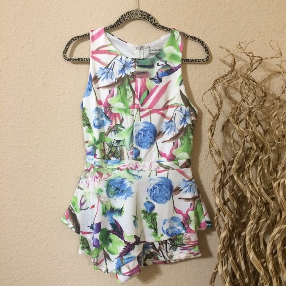 Super cute floral skort romper with back zip. - Picture 1 of 4