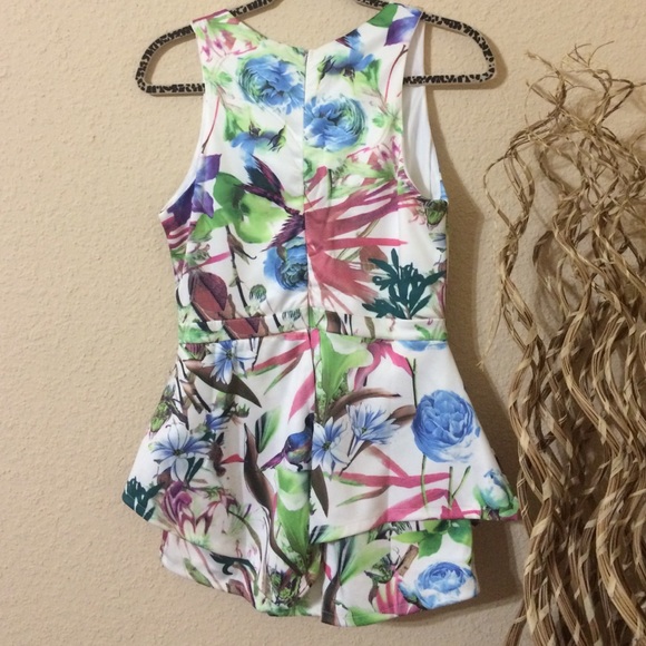 Super cute floral skort romper with back zip. - Picture 3 of 4