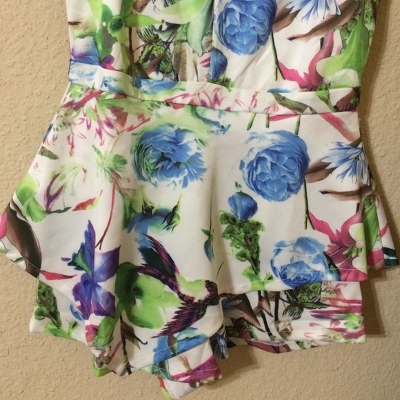Super cute floral skort romper with back zip. - Picture 4 of 4