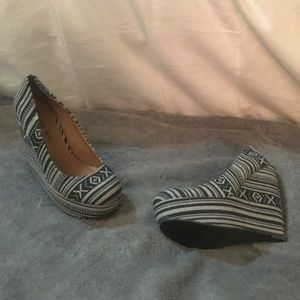 Navy blue never worn pumps