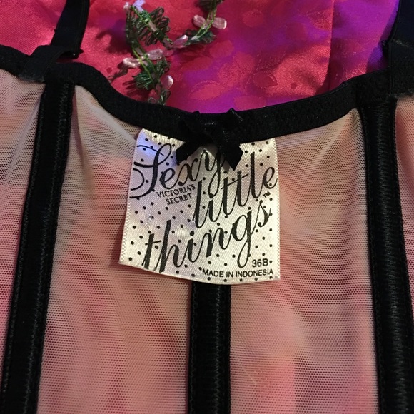 2000’s VS Rare Beautiful lace Velvet trim - Picture 2 of 4