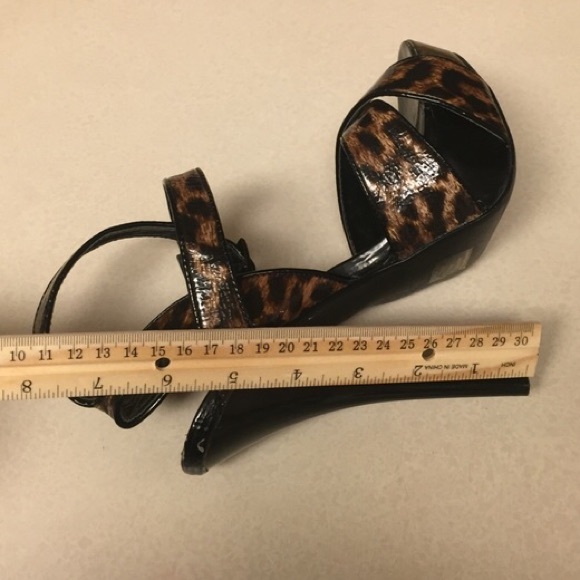 Brown cheetah print pumps