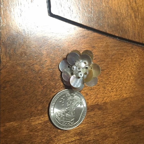 Mother of pearl flower earrings. Sold - Picture 2 of 3