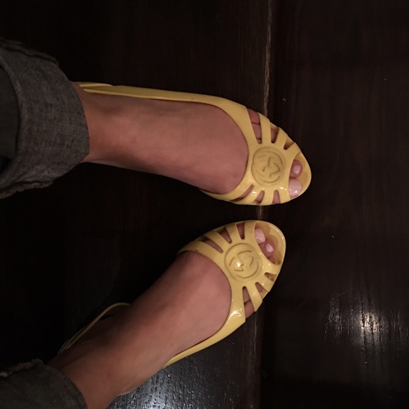 Gucci yellow jelly logo sandals