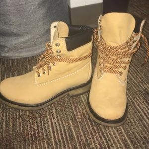 NEW Steve Madden Timberland PASA boots in Nubuck