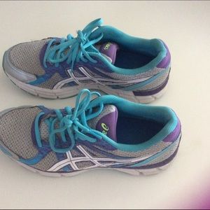 Asics gel running shoes.