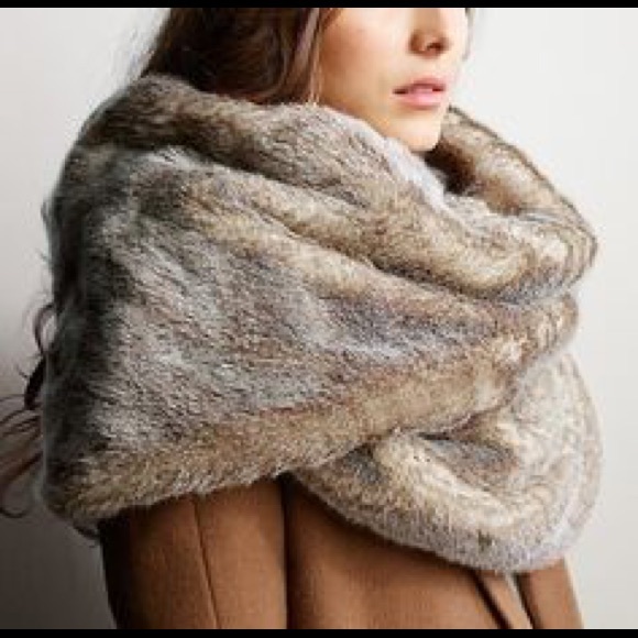 Ultra faux fur wrap in FOG