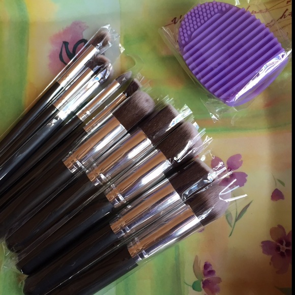 10pcs Makeup Brushes + 1 Brush Cleaner