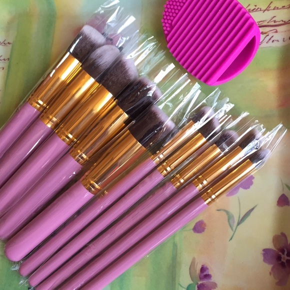 10pcs Makeup Brushes + 1 Brush Cleaner