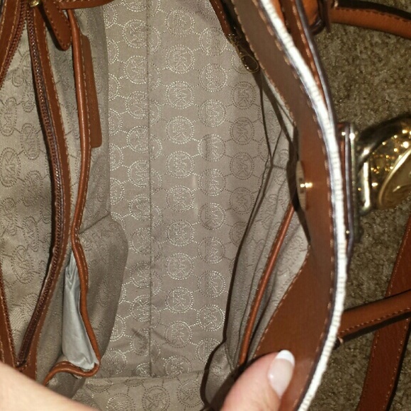 FLASH SALE!!!! Micheal Kors large Hamilton purse - Picture 2 of 3