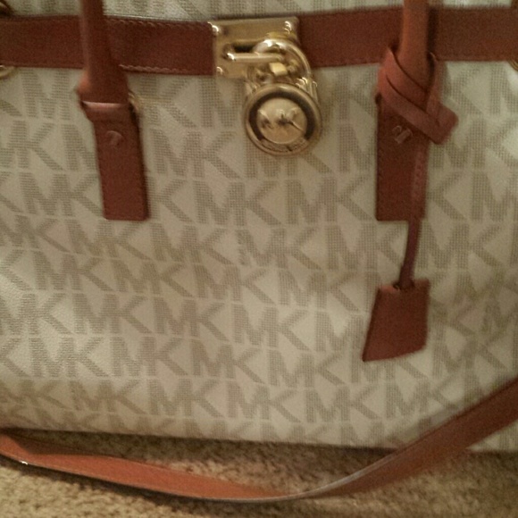 FLASH SALE!!!! Micheal Kors large Hamilton purse - Picture 3 of 3