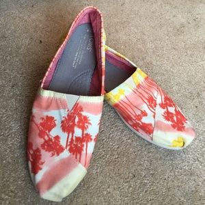 🌴🌴 TOMS Palm Tree Slip Ons 🌴🌴