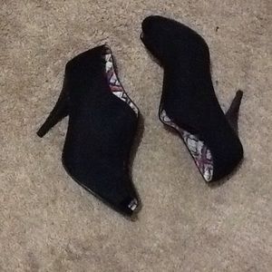 Cute bootie by Christian Soriano size 10