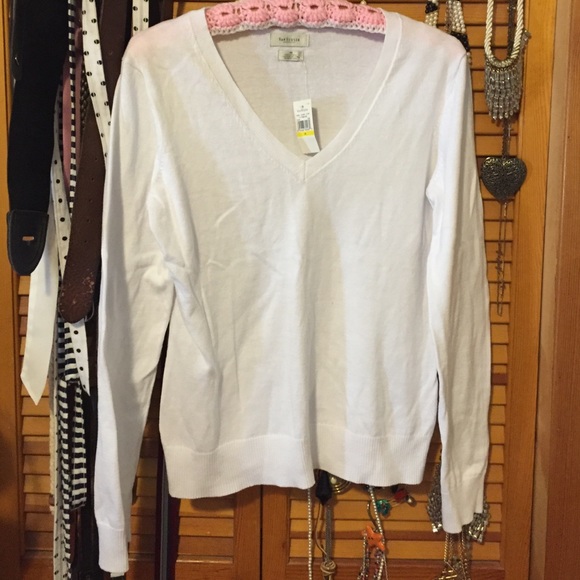 New✨ white V-neck sweater