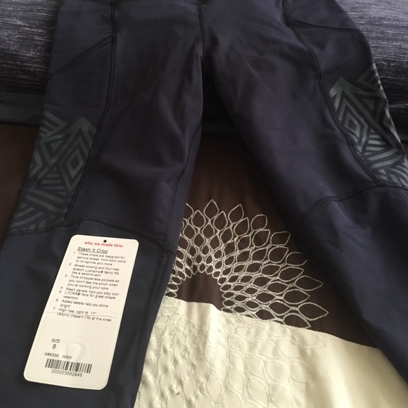 Bnwt lululemon stash it crop size 8