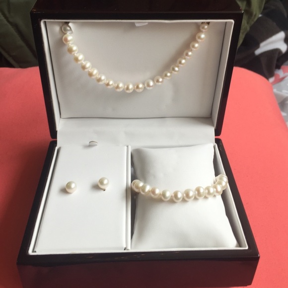 Pearl jewelry set! Never worn!