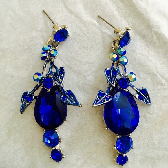 Sapphire Blue Crystal Necklace - Picture 2 of 2