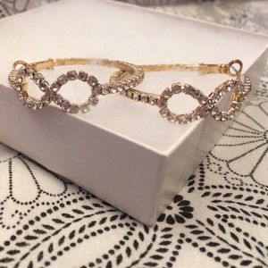 Earrings with infinite sign