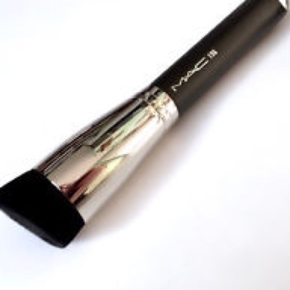 MAC 196 brush, brand new never used.