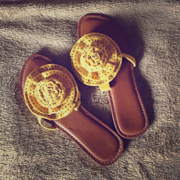 Adorable yellow flower sandals