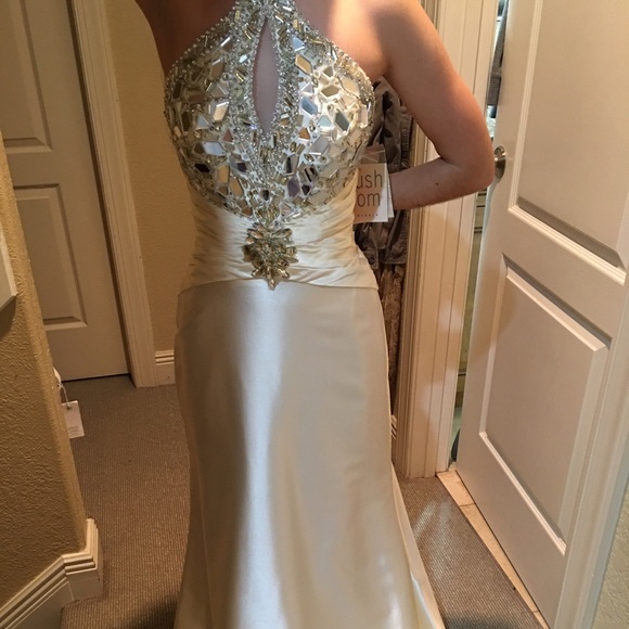 Sz 2 formal gown. Cream white. NWT , never worn. - Picture 1 of 2