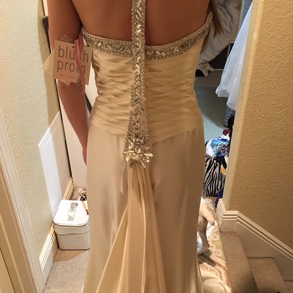 Sz 2 formal gown. Cream white. NWT , never worn. - Picture 2 of 2