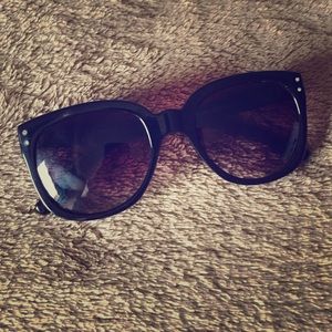 Cute classic black sunglasses