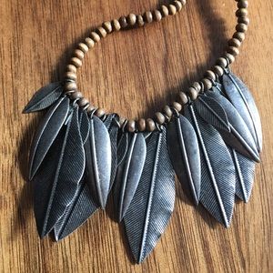 Metallic feathers necklace