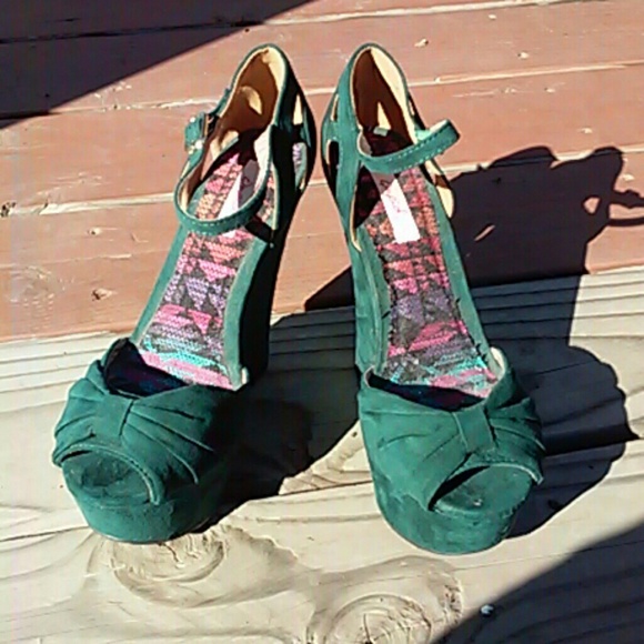 Beautiful TEAL color wedges...